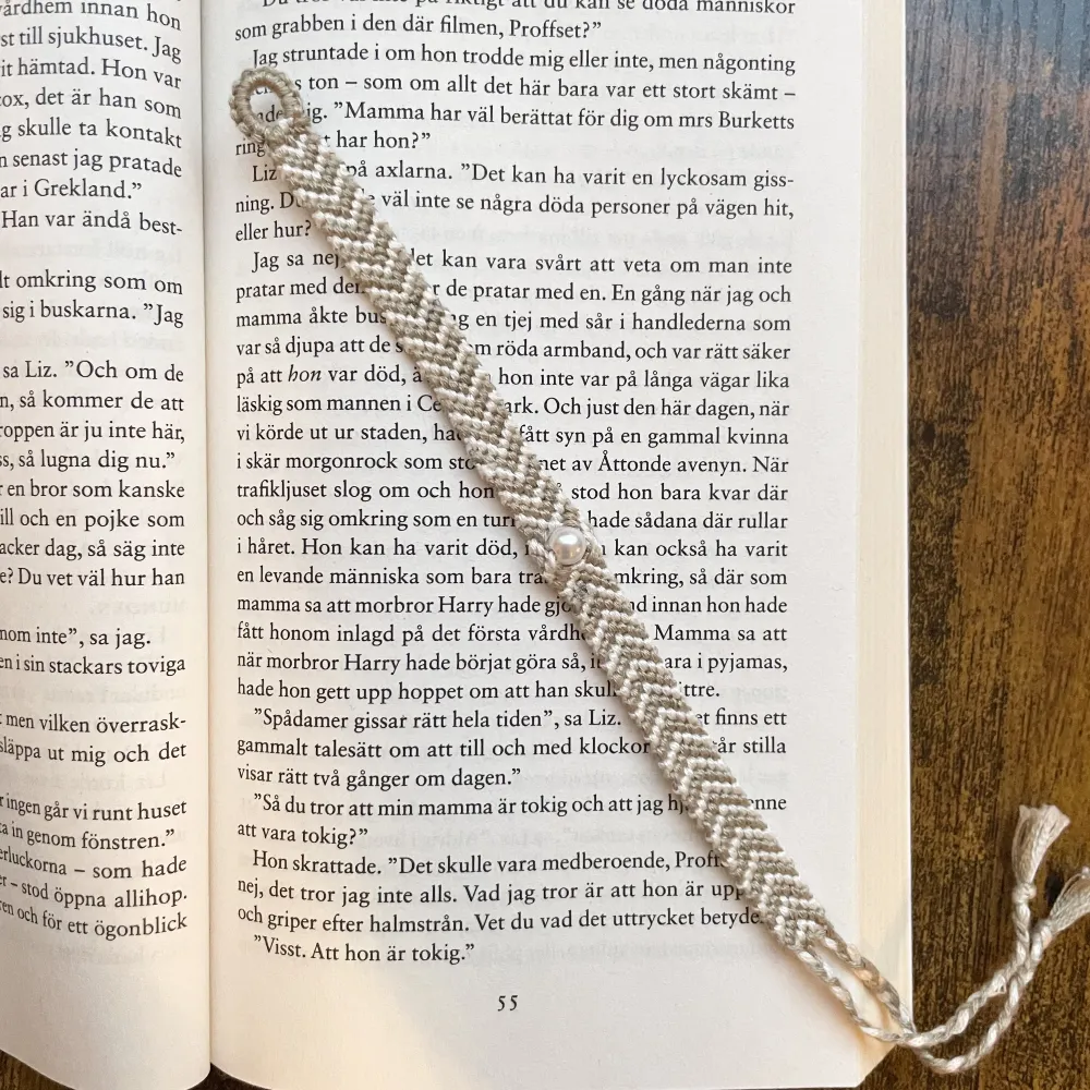 Handgjort vänskapsarmband med en pärla på mitten, Själva armbandet är ca 14,5 cm långt (exkl flätorna man knyter med) men passar på många eftersom man kan knyta olika tajt🤍 . Accessoarer.