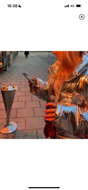 Silver jacka  - Silvrig jacka som är köpt här i Plick för något år sedan men Annvänd endast 2 gånger, sjukt varm och parfekt för vintern om man vill stå ut på ett snyggt sätt! Storlek M 