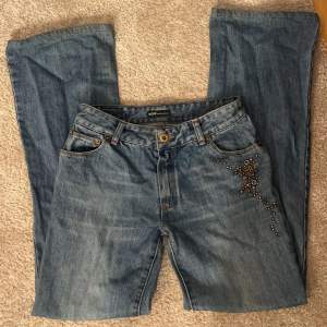 jättefina jeans med coola detaljet på sidan, bra skick inga defekter! tryck gärna köp nu! 💘💘