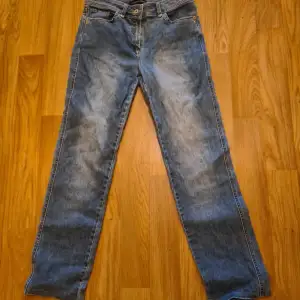 Ljusblåa low-waist jeans