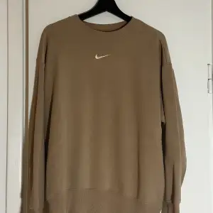 Super snygg beige sweatshirt från Nike, inte riktigt min typ av passform därav säljer jag den. Super mjuk att ha på sig och hoppas att någon annan kan få nytta av den. 