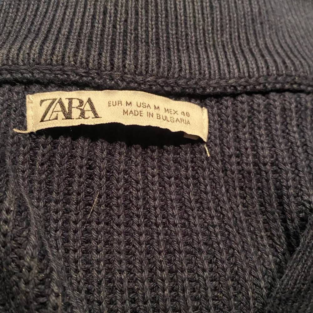 Säljer dessa Zara half zip tröjer som är riktigt populära, dom säljs endast ihop. Inte separat!  Ny pris per tröja är 500kr, skicket är inprincip nya, har knappast använt dom!. Hoodies.