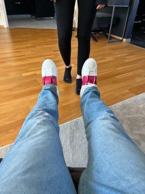 Valentino skor - Tja Säljer mina valentino skor. Köpta helt nya för ca 4 månader sedan. Box ingår köpbevis finns också. Pris kan diskuteras vid snabb affär! Skick skull jag säga 9/10  