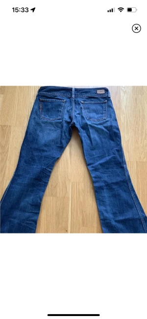 Jeans - Jätte snygga jeans som tyvärr var för korta för mig. De är i bra skick och har inga defekter. Midjemått är ca 38cm rakt över och innerbenslängden är 75cm, passar någon som är runt 160. Skriv om du har frågor💕