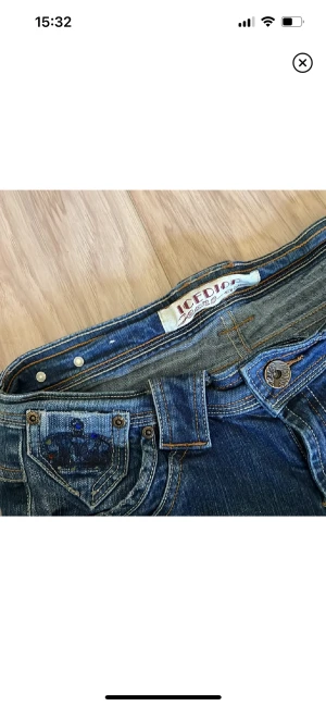 Jeans - Jätte söta jeans med kronor på bakfickan. De är välanvända och lite slitna längst ned. Midjemåttet är 40cm rakt över och dem är för långa på mig som är 167. 