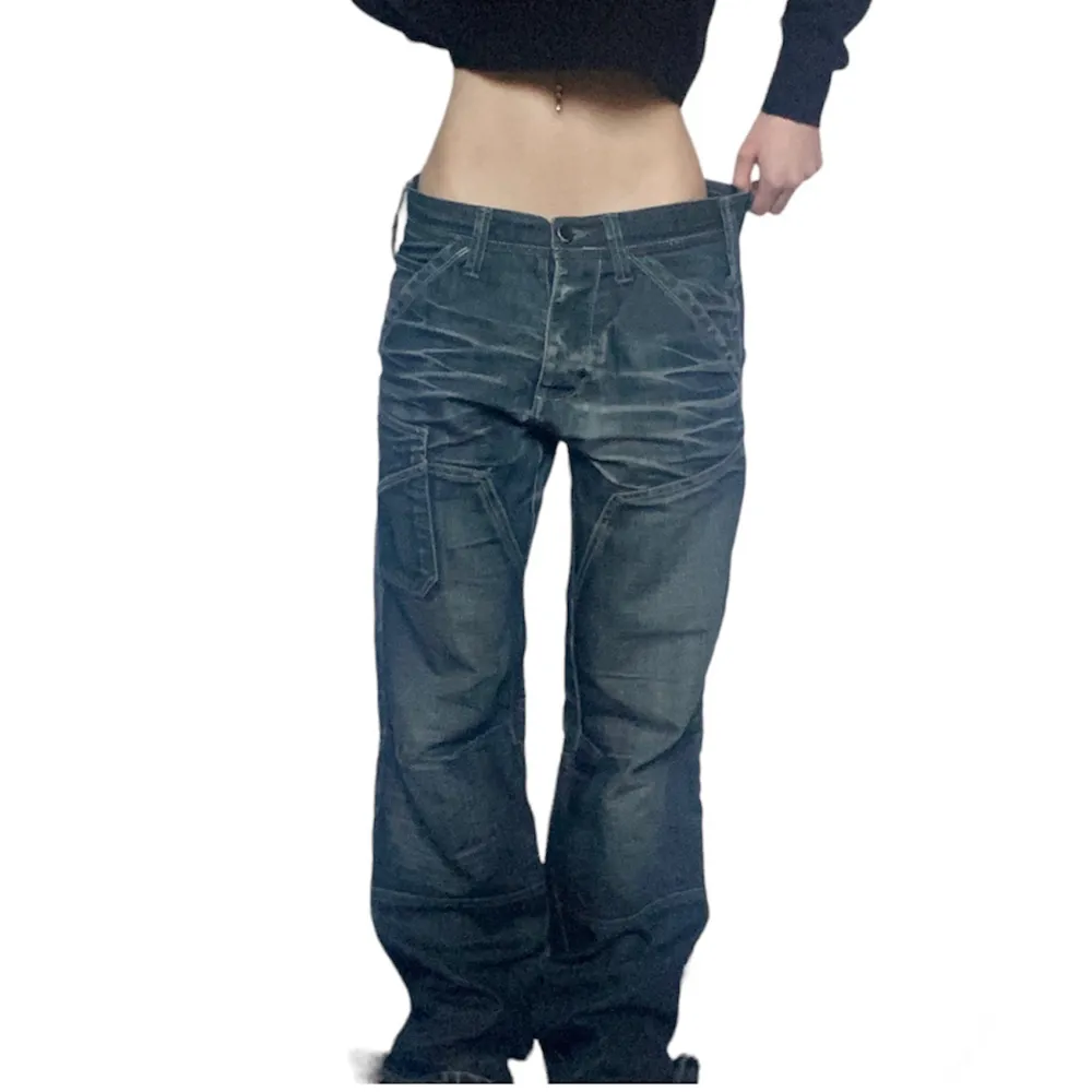 As coola baggy jeans från jack & jones i jättebra skick.   Innerbenslängd: 80 cm. ytterbenslängd: 102 cm Midjemått mätt rakt över: 42 cm. Jeans & Byxor.