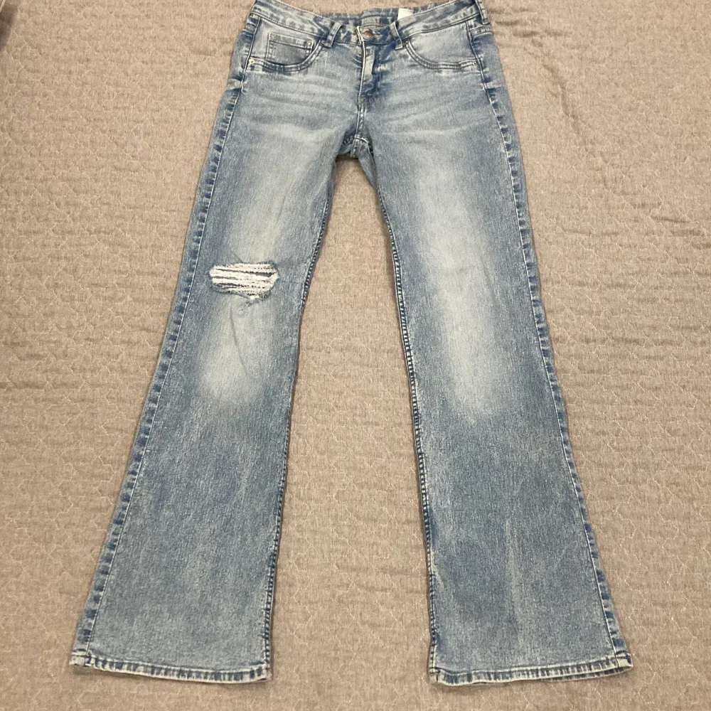 Low waist boot cut jeans köpta på HM. Super fina men tyvärr lite stora för mig. Sällan använda. . Jeans & Byxor.