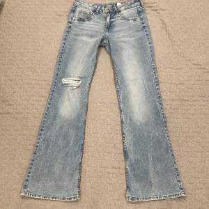 Low waist boot cut jeans köpta på HM. Super fina men tyvärr lite stora för mig. Sällan använda. 