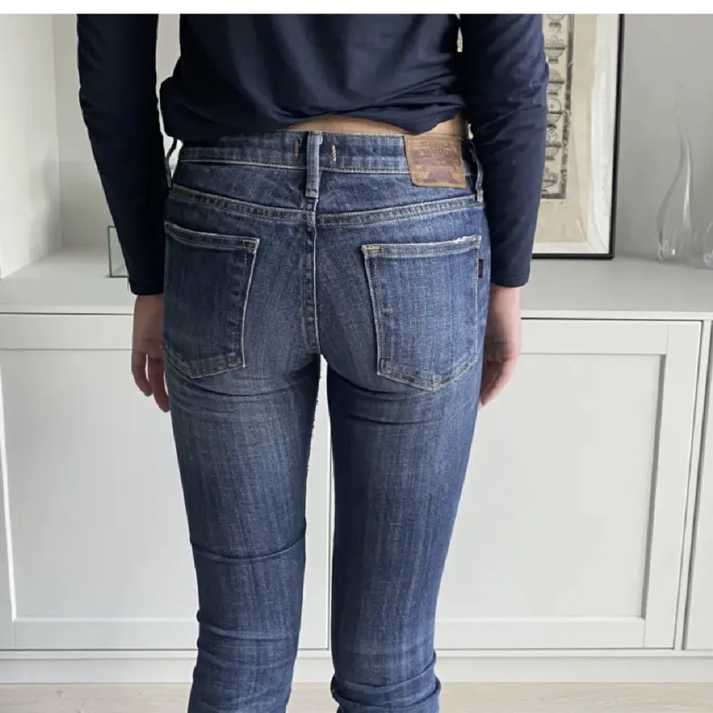 Jätte fina jeans som jag köpt för små. Har så skönt mattetal och är perfekt nu till vintern❄️ hör av er vid minsta fråga 💕 Använt ej köp nu. Jeans & Byxor.