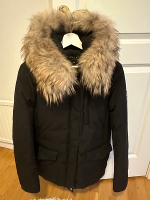 Hollis jacka  - Hollis jacka i storlek 44 M-L  Använd men ser ut som nya. Nytvättade. 