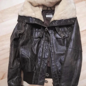 Läder jacka - Älskar denna men den e lite tajt så kanske säljer! Inga defekter💕 Den e lite brun svart🙏 