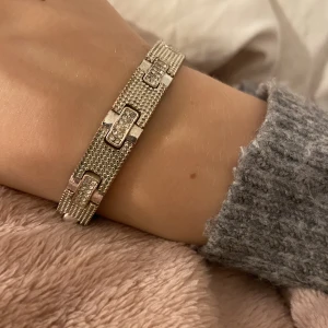 Silver armband  - Jättefint armband som är stretchigt och passar alla.