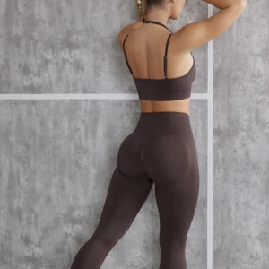 Träningsthights - Jättefina och stilrena träningsthights från Boo And Tee. Säljer då jag beställde i fel storlek och ville inte lämna tillbaka då jag inte ville krångla med frakten tillbaka. Aldrig använda, endast testade. Skriv vid fler frågor❤️