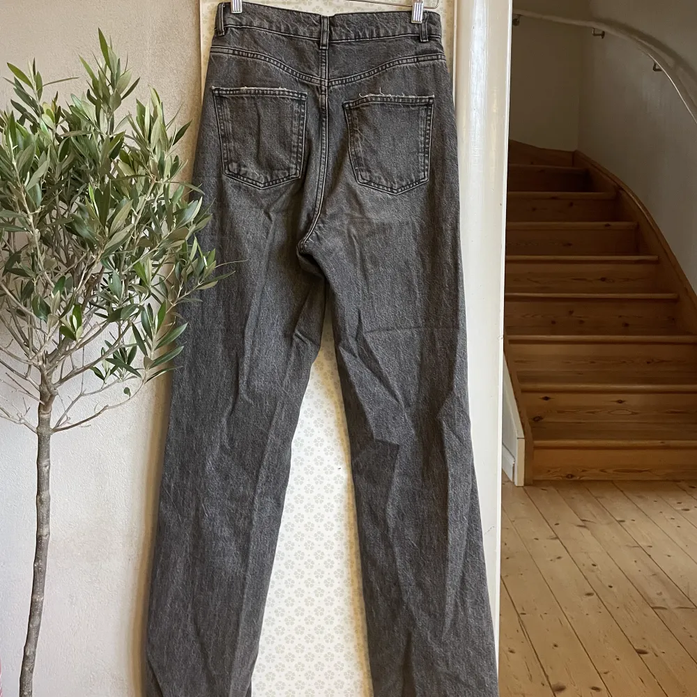 Gråa vida Zara jeans🖤Storlek S/36 och perfekt för dig som är lite längre! Kan mötas upp i Stockholm eller frakta💌. Jeans & Byxor.