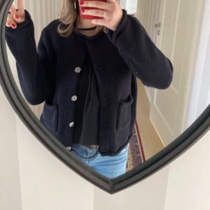 Kofta  - As snygg tjock tröja (använde den som jacka på sommaren). Som är köpt secund hand i storlek M men skulle mer säga S