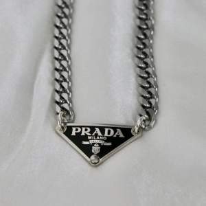 Halsband från Prada i obruten förpackning! 