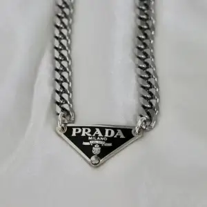 Halsband från Prada i obruten förpackning! 