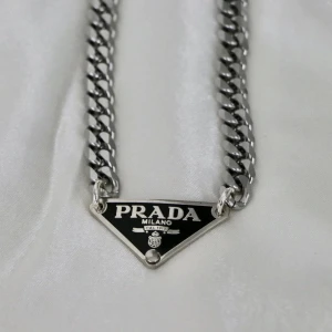 Prada halsband - Halsband från Prada i obruten förpackning! 