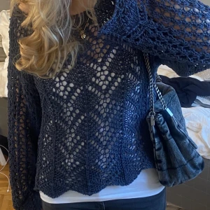 Blå Zara tröja - Intressekoll på denna supersnygga zara t-tröja i strl S. Den är i väldigt bra skick och bara använd ett fåtal gånger. Kom privat för frågor💕