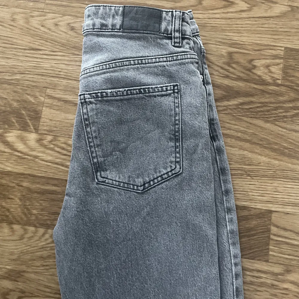 Snygga knappt använda gina perfect flare jeans som inte passar längre därav kommer de inte till användning 💕. Jeans & Byxor.