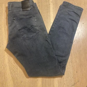 Replay anbass hyperflex - Vi säljer ett par replay anbass hyperflex. Skick 9/10. Nypris 1799kr vårat pris 549kr. Skriv vid frågor och funderingar😃