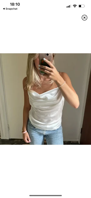 Vit topp - Jättefin vit topp som inte kommer till användning, märket står inte. Den är köpt här på plick men aldrig använd av mig💕 storlek står inte heller men passar mig som brukar ha S
