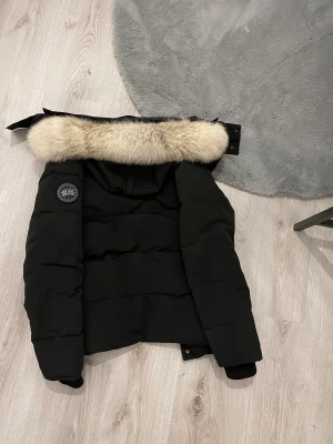 Canada goose - Canada goose black ladel, perfekt vinterjacka. Säljer den för söker annan jacka.  Äkta men tyvärr inget kvitto  (Kan gå ner i pris vid snabb affär)