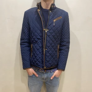 Safarijacka Saki - Hej! Säljer nu min jacka från märket Saki storlek S i fint skick. Modellen på bilden är 180cm lång och väger 80kg. Tveka inte på att höra av dig om du har några frågor eller funderingar kring varan!