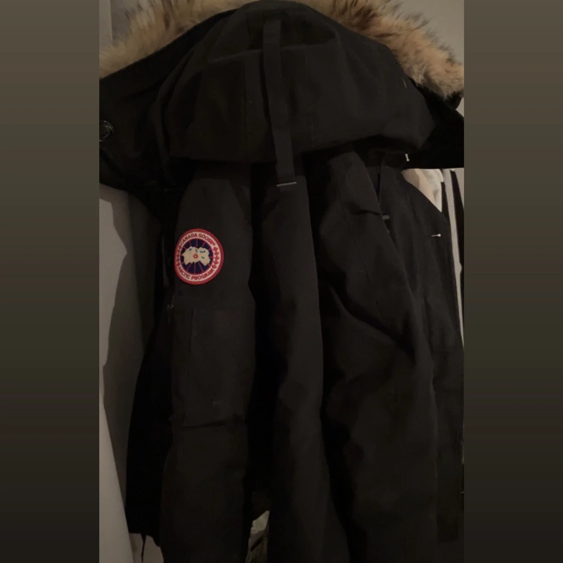 Jag säljer min canasta goose jacka då jag har tröttnat på den, jätte varm och perfekt nu inför vintern💕 skriv till mig för fler bilder