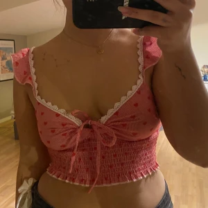 rosa topp  - rosa topp med hjärtan o spetts i storlek s/m 