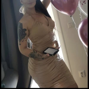 Klänning - Klänning med ”resår” formar sig efter kroppen 🤎🐱