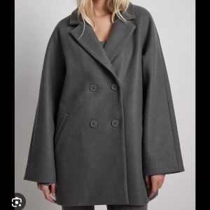 Kappa - Säljer denna kappa från NA-KD köpt förra året. Lätt nopprig men i gott skick! Skriv för fler bilder💕 Nypris:899kr