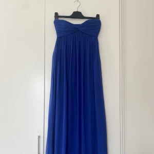 Blå långklänning - Blå balklänning från nelly/ nly.com. Storlek 34. Dm för mer bilder :)