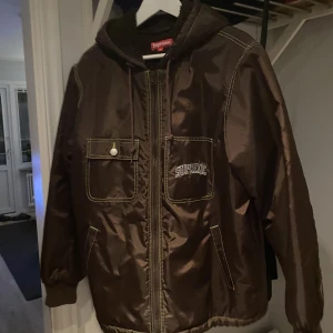 Supreme jacka - Supreme jacka som är helt perfekt inför vintern. För dig som vill hålla dig varm med stil