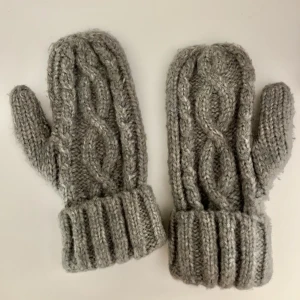 Vantar  - Grå vantar från even odd💗 aldrig använda, men ville hellre ha vita vantar💗 nypris: 140kr