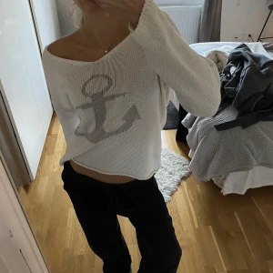 Bondelid pullover - En söt pullover från BONDELID. Den är vit med ett ljusgrått mönster. Passar så fint till jeans! 