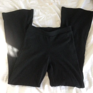 Svarta vida leggings  - Säljer dessa byxor då dem inte är min stil längre, kontakta gärna ifall du har några frågor❤️storlek 140 men passar även mig som har XS