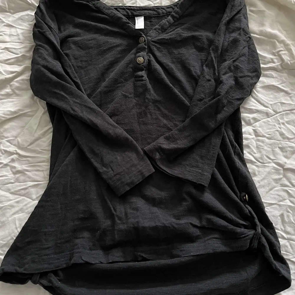 väldigt fin svart skjorta med guldknappar  från veromoda🤍 ger mycket bella swan vibbar och passar till allt! storlek S men passar även XS! inga synliga defekter 💕. Skjortor.