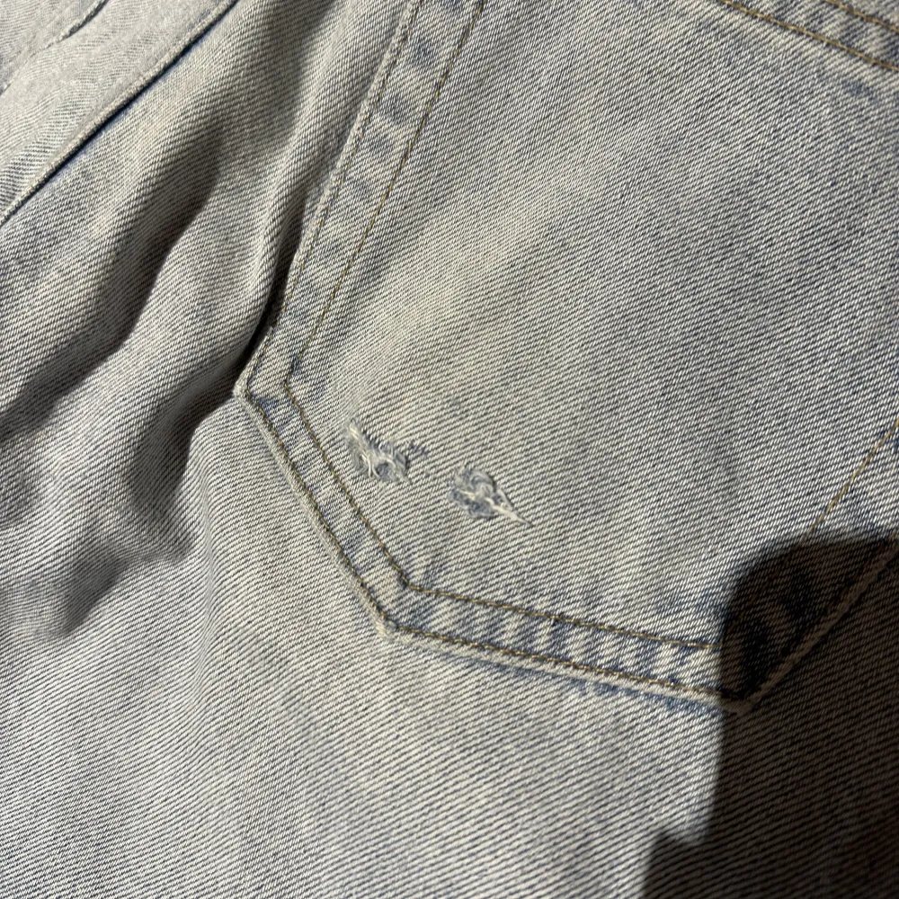 Jeans från weekday i modellen arrow, med ett litet hål eller uppslitning på bakfickan. Jeans & Byxor.
