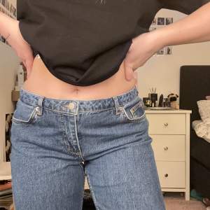 Snygga och lågmidjade jeans från NA-KD! Är 1,58 cm lång och dom är lite för långa för mig. Därav finns det små fransiga kanter på jeansen (dm för bild) Annars i superbra skick! 