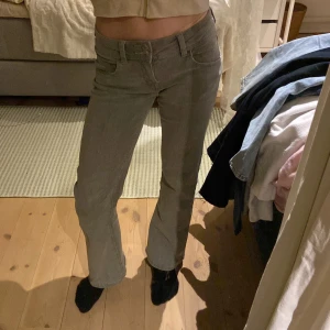 Lågmidjade utsvängda jeans!! - Jag säljer dessa skit snygga lågmidjade jeansen som också är utsvängda! De är helt oanvända och kommer från Gina Tricots YOUNG kollektion❤️ nypris var 350 kronor! Nu säljer jag de för ändast 200kr!!! 