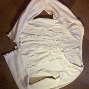 gullig vit långärmad topp - jätte fin och skönt material! endast provad, säljer pga den inte passade 💗