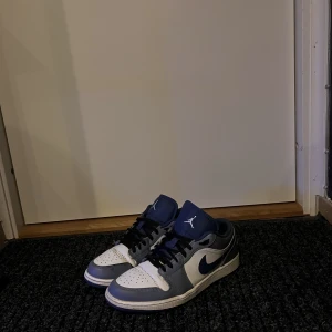 Nike jordan 1 low - Säljer nu mina jordans då jag inte använt dom på ett tag, skicket är helt okej man kan såklart se att dom är använda men inga större skador, kvitto och kartong finns till. Vid fler frågor så skriv bara. Pris kan diskuteras vid snabb affär.