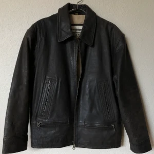 Läderjacka - Mörkbrun vintage läderjacka i stl L. Bra kvalite och i bra skick. Köpt på Plick för nått år sedan men kände inte att den passade mig riktigt så säljer vidare den.