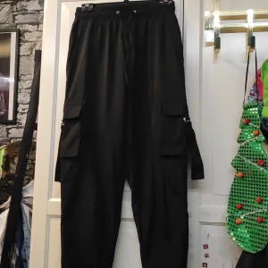 Svarta corgobyxor - Enkla svarta corgobyxor, inte använda mycket. 