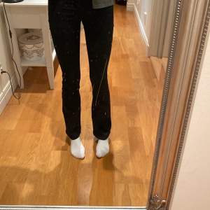 Säljer dessa jeans då jag tycker det har blivit för korta. Inte använd så många gånger då jag har andra. Köptes på only för 500kr, på lappen stod det att det var bootcut men skulle säga att det är mellan det och straight. Hör av er om ni undrar något💞🤩🛍️