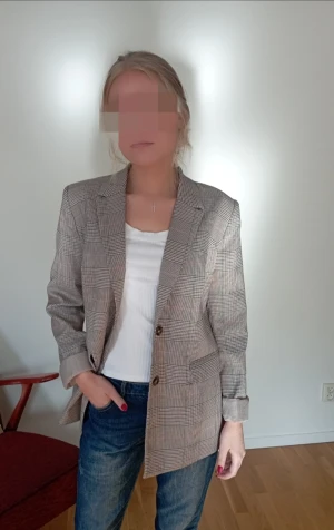 Kavaj  - Otroligt snygg kavaj, skönt innerfoder sitter väldigt fint på,bra passform. Ytterst lite använd och i topp skick 