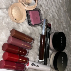 Smink  - Säljer allt detta smink  ❤️  -Morphe setting powder translucent & brightening pink  -nyx lipliner (nude truffle, cherry skies, plum) -clinique black honey lipgloss  - Glossier lipstick I färgen zip  -maybelline superstay matteink 125  -kiko 