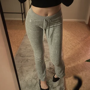 Juicy Couture mjukisar  - Gråa juicy couture mjukisbyxor Vida i modellen vilket också syns på bilden. Storlek: XS, passar även S