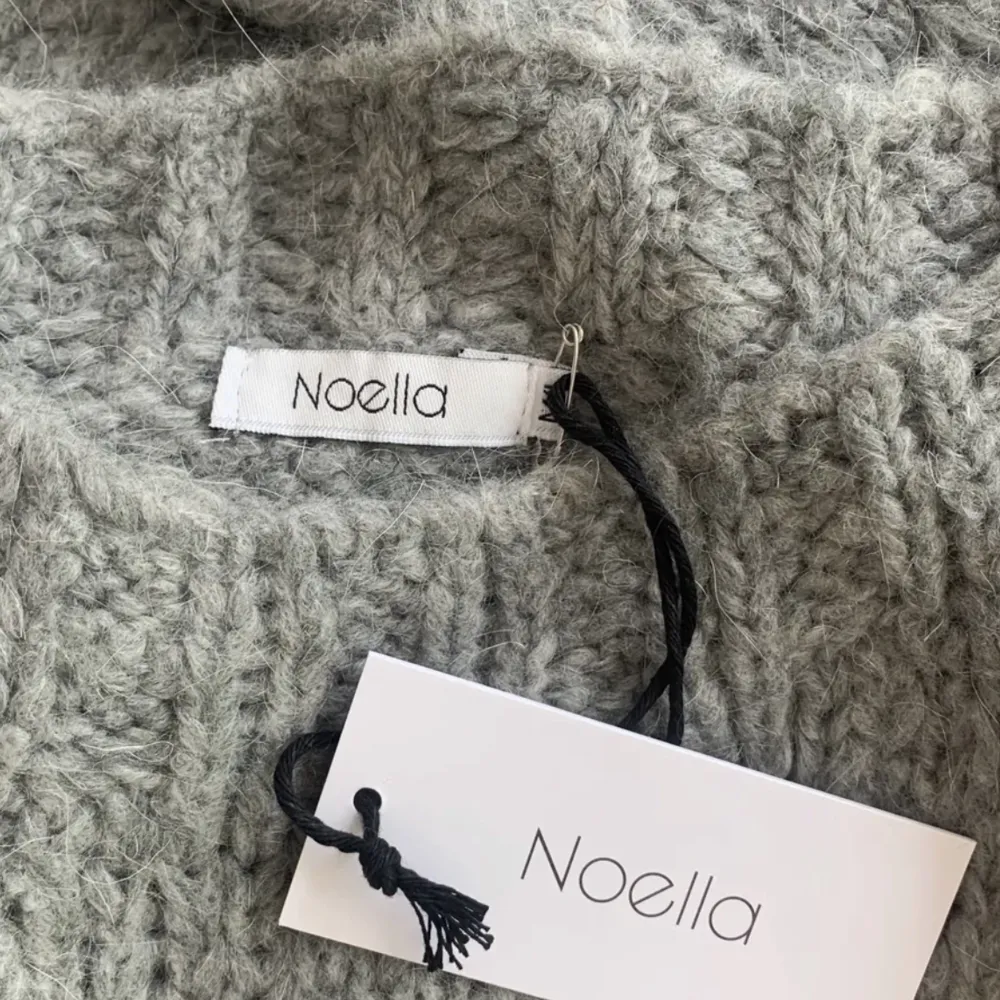 Superfin grå stickad tröja från Noella. Säljer då den inte kommer till användning, väldigt bra skick!💕. Tröjor & Koftor.